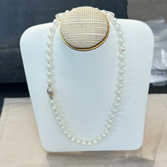 Faux White Pearl Necklace, Silver Tone Magnetic Clasp. 14” Long - Picture 2 of 13